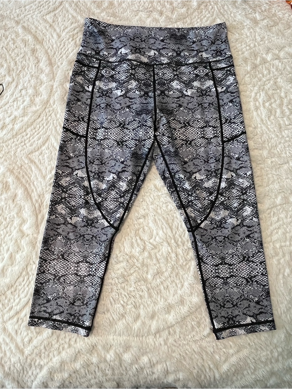 ZYIA Shimmer Snake-Print Capri Leggings - Black & Gray Size 14-16